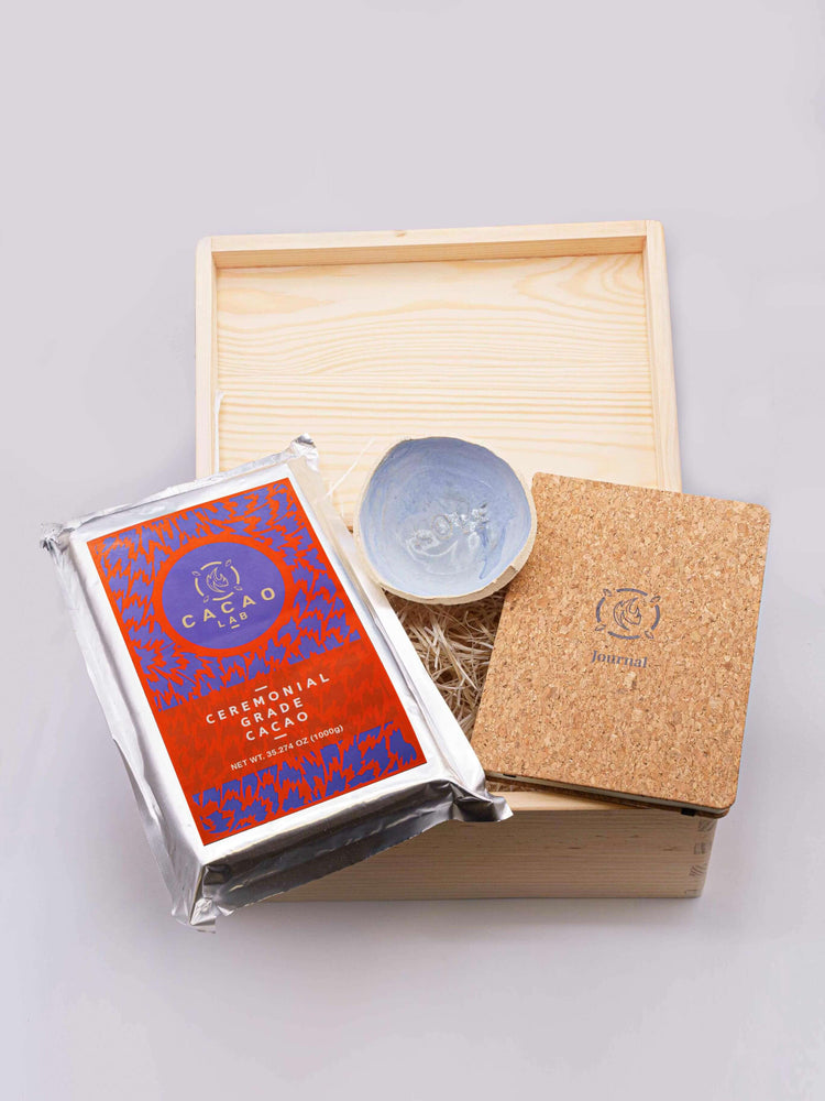 La Caja Dieta de cacao contiene cacao ceremonial, cuenco de arcilla y diario para tu meditación